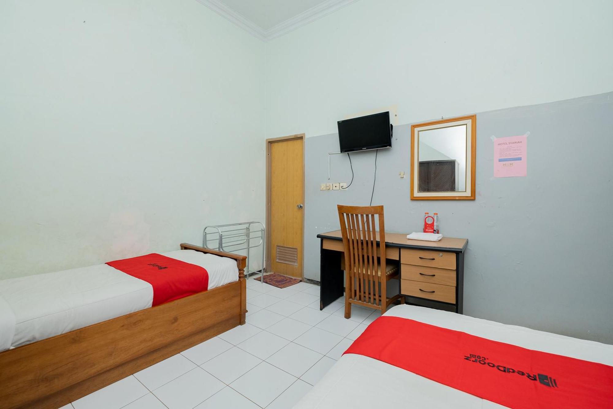 Reddoorz Syariah At Jalan Sunan Giri Tuban Hotell Tuban  Exteriör bild