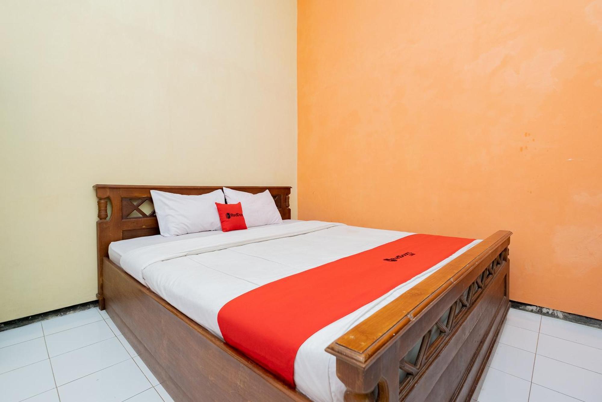 Reddoorz Syariah At Jalan Sunan Giri Tuban Hotell Tuban  Exteriör bild