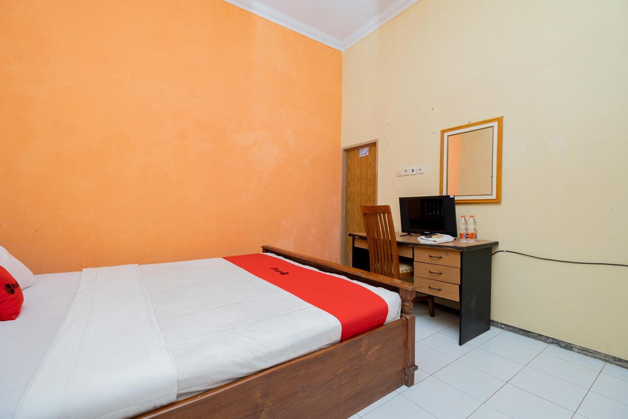 Reddoorz Syariah At Jalan Sunan Giri Tuban Hotell Tuban  Exteriör bild