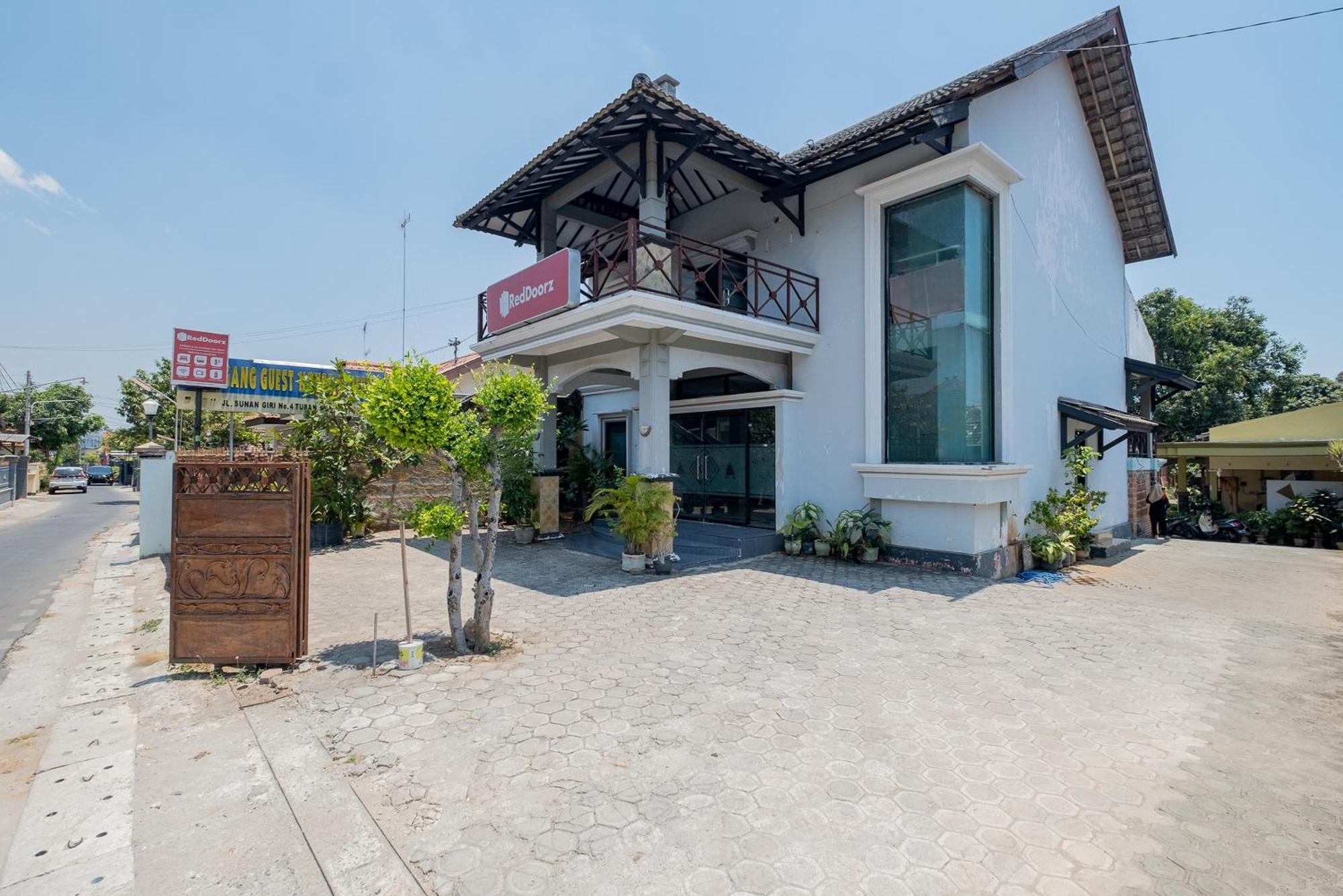 Reddoorz Syariah At Jalan Sunan Giri Tuban Hotell Tuban  Exteriör bild