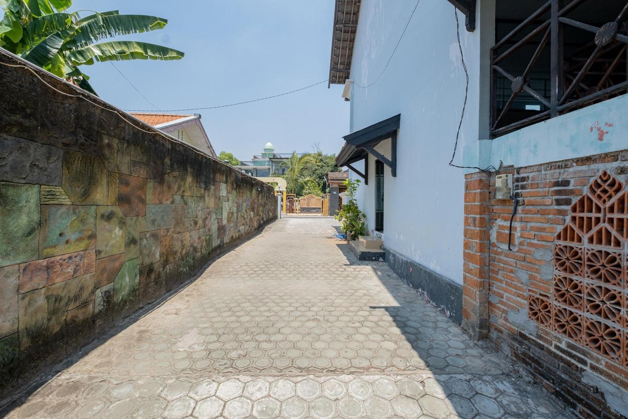 Reddoorz Syariah At Jalan Sunan Giri Tuban Tuban  Exteriör bild