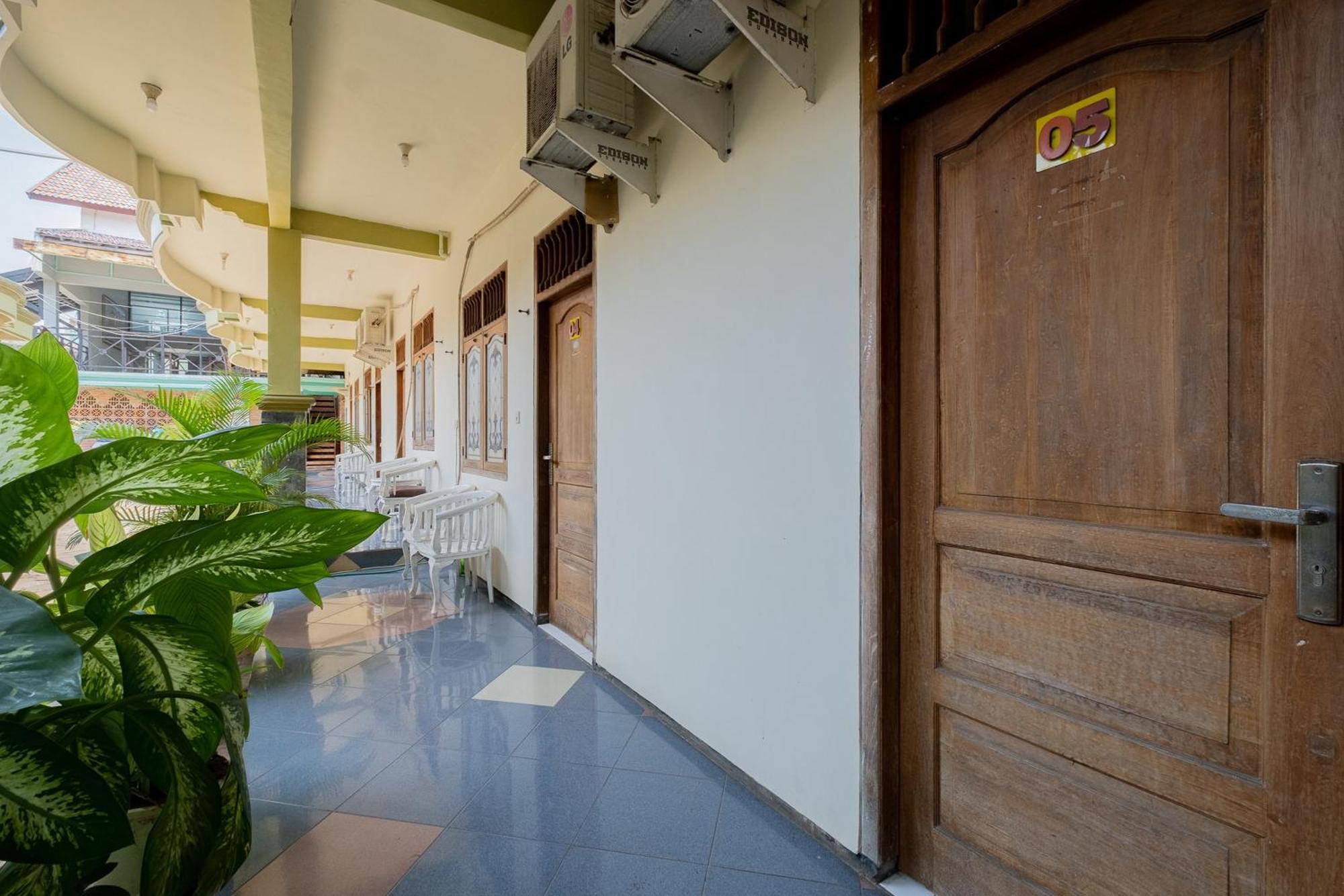 Reddoorz Syariah At Jalan Sunan Giri Tuban Hotell Tuban  Exteriör bild