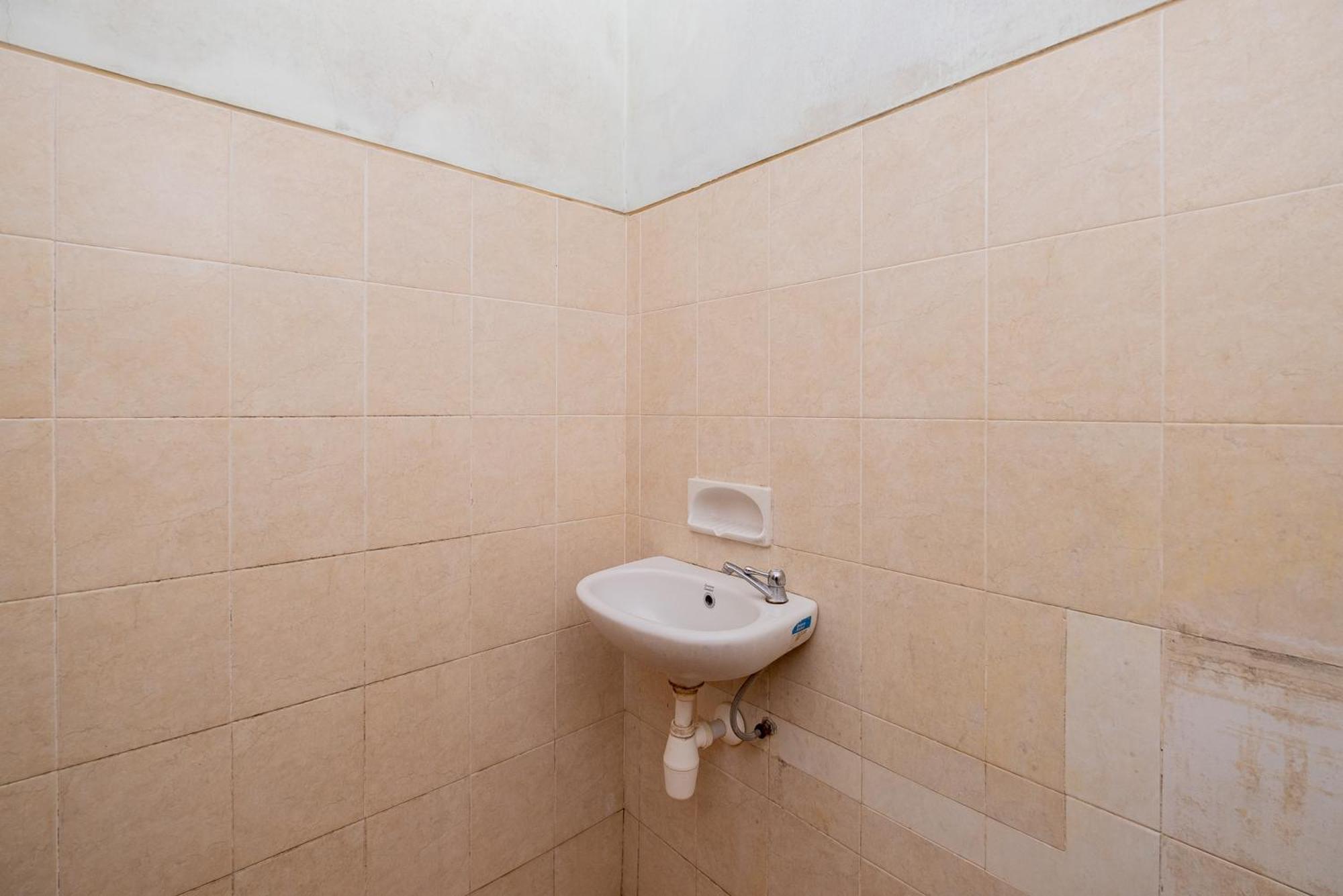 Reddoorz Syariah At Jalan Sunan Giri Tuban Tuban  Exteriör bild