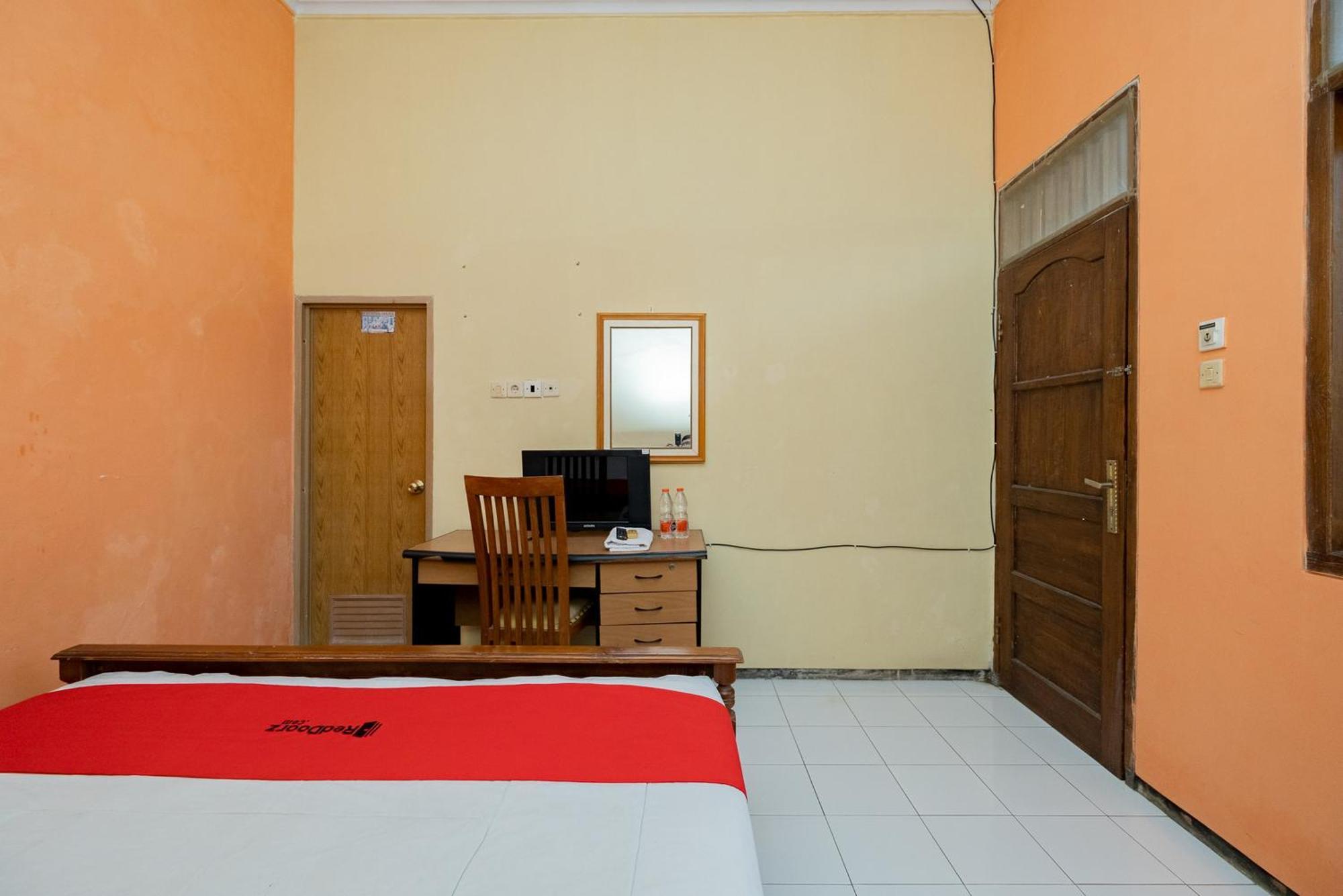 Reddoorz Syariah At Jalan Sunan Giri Tuban Hotell Tuban  Exteriör bild