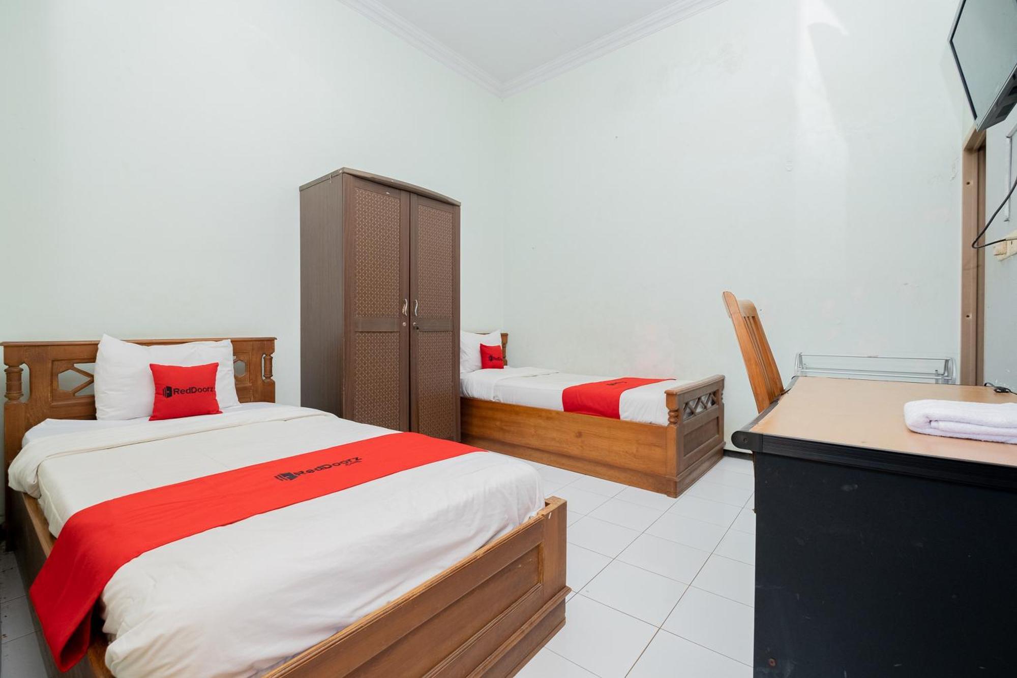 Reddoorz Syariah At Jalan Sunan Giri Tuban Hotell Tuban  Exteriör bild