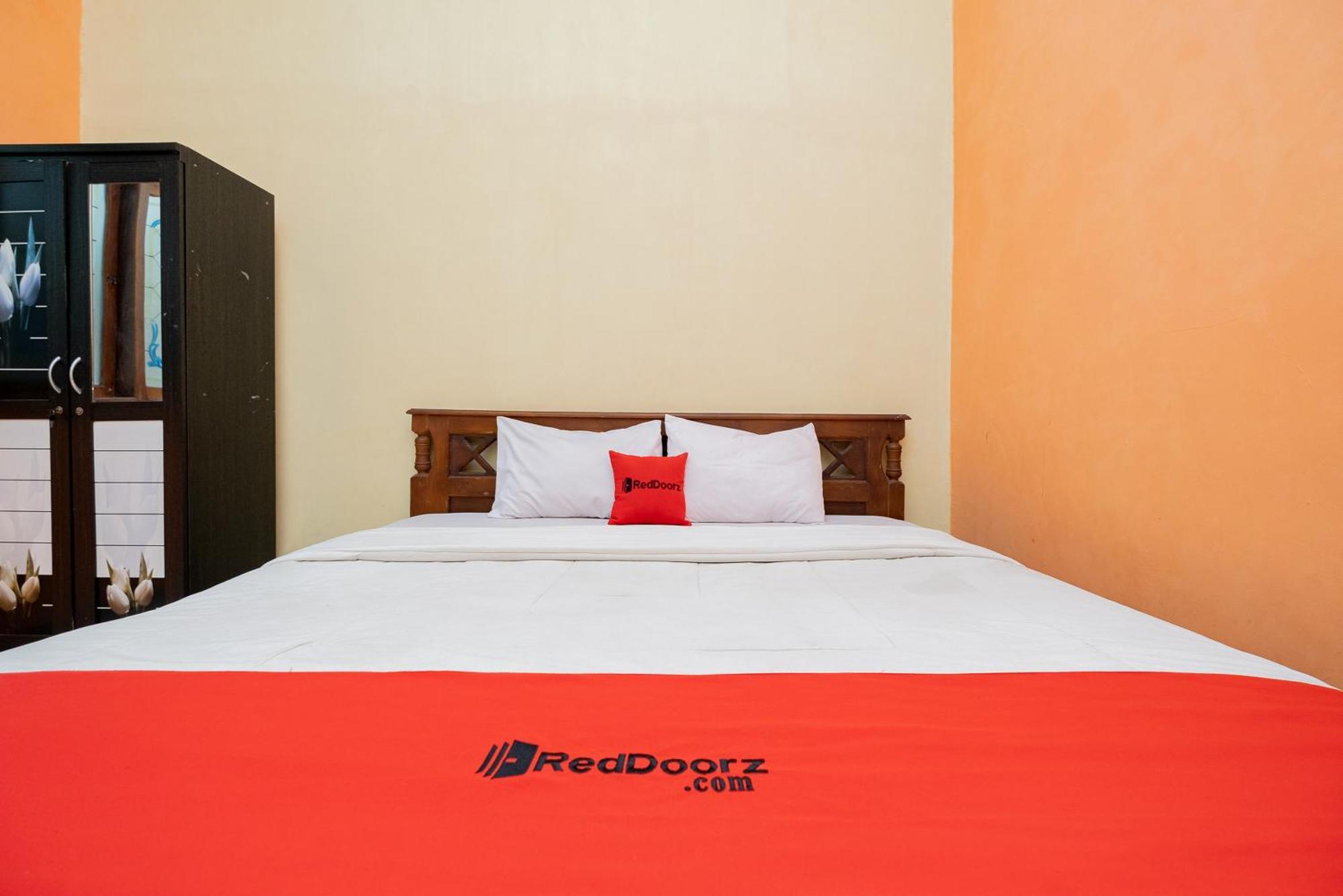 Reddoorz Syariah At Jalan Sunan Giri Tuban Hotell Tuban  Exteriör bild