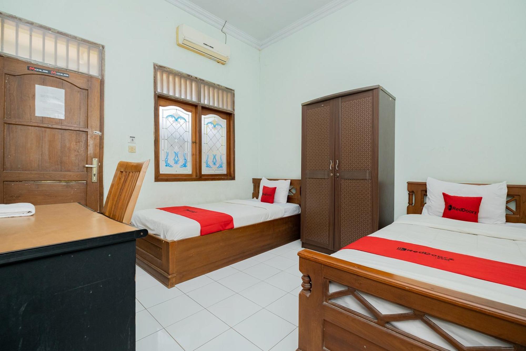 Reddoorz Syariah At Jalan Sunan Giri Tuban Hotell Tuban  Exteriör bild